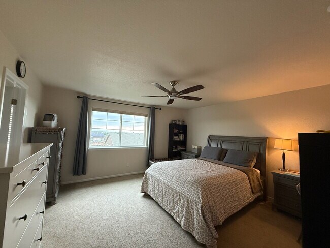 Building Photo - "Spacious 6-Bedroom Haven with 5 Full Baths in Aurora - 3,729 Sq. Ft. of Comfort & Style!"