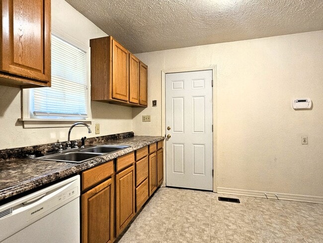 Building Photo - Lovely 2 Bedroom Home With A 1 Car Garage!...