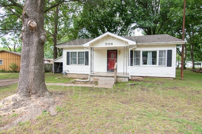 Building Photo - 3 bedroom, rental in west Coffeyville.