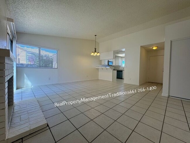 Building Photo - Charming 3 bed, 2 bath