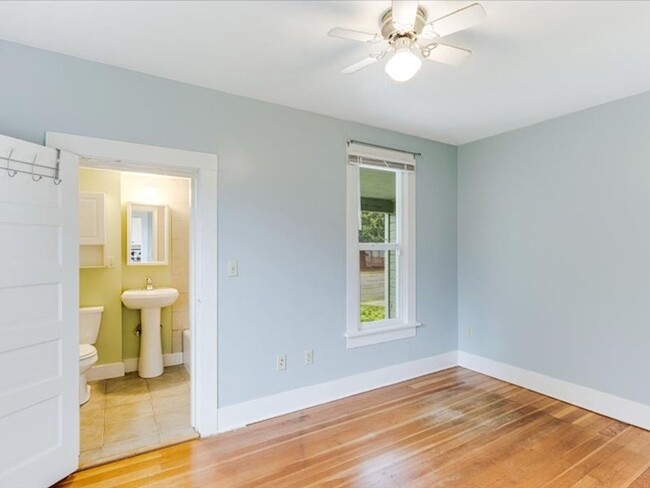 Building Photo - Charming two bedroom house in Vancouver wi...