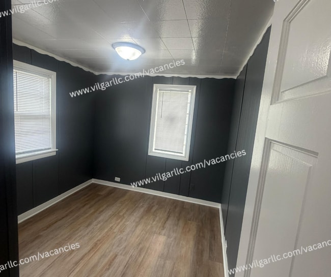 Building Photo - 4-bedrooms, 1-Bath - 2-floor Duplex Home