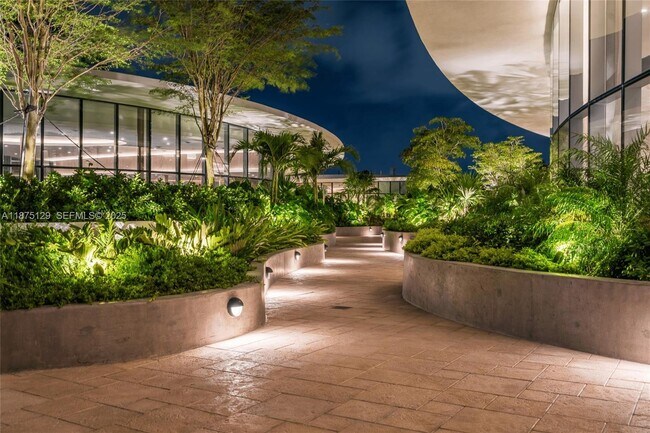 Building Photo - 700 NE 24th St