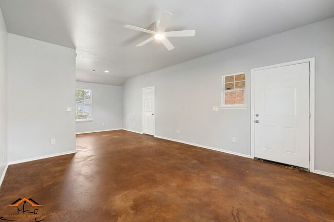 Building Photo - 118 S L Ave