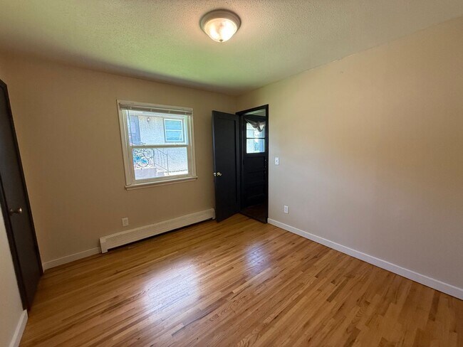 Building Photo - 560-562 37th Ave NE
