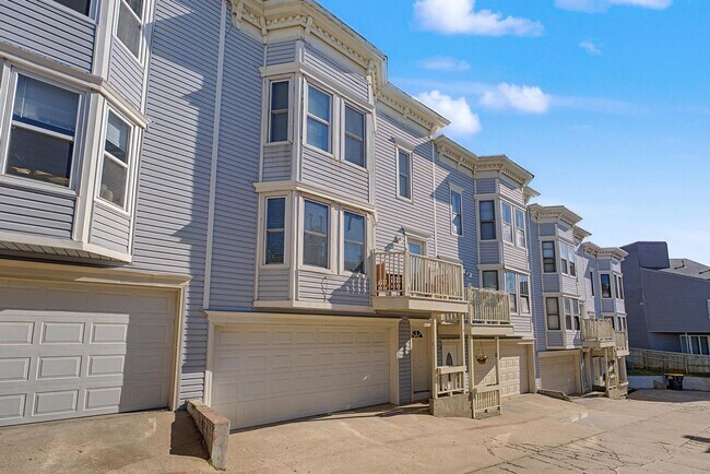 Building Photo - 2 Bed | 2 Bath Condo on Crybaby Hill