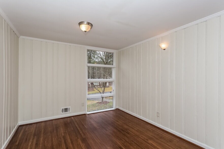 Building Photo - 2432 Woodacres Rd NE