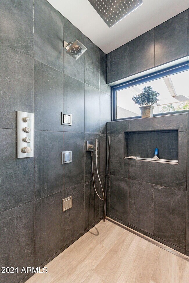 Building Photo - 8257 E Del Cadena Dr
