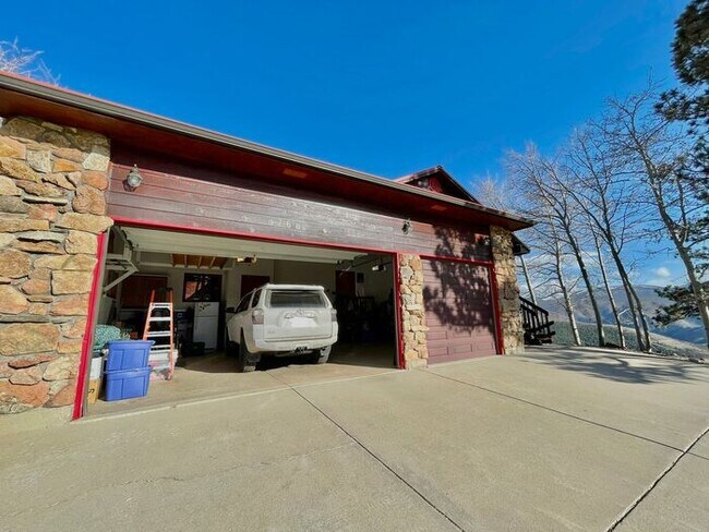 Building Photo - Large 3 bedroom home with gorgeous views i...