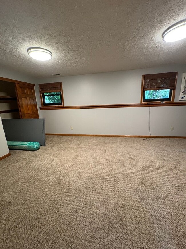 Building Photo - Beautiful Tri-level Home in Centerville