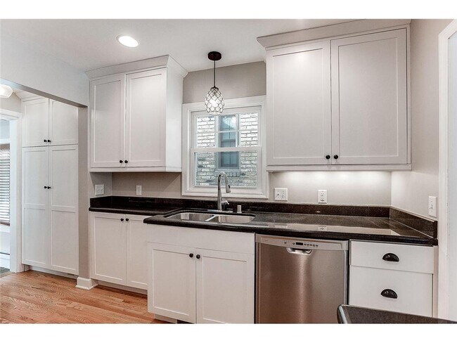 Building Photo - 1517 W 53rd St