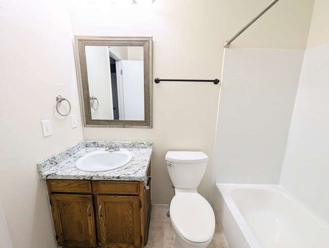 Building Photo - 2 Bedroom in Great Location