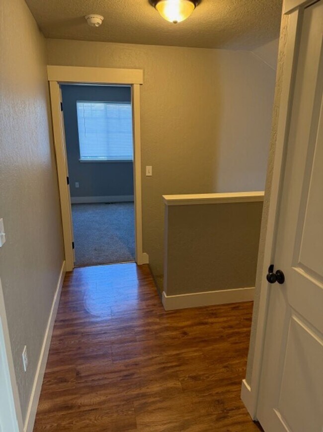 Building Photo - 5 bed/ 4 Bath Townhome in Cheney