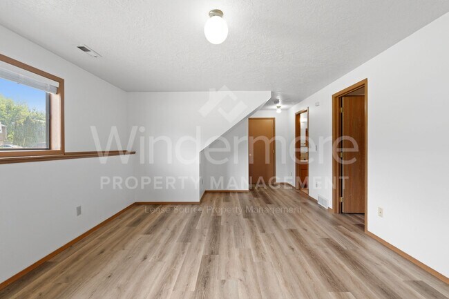 Building Photo - 802 S Calvin Rd
