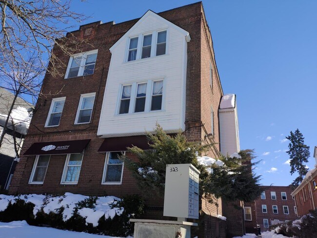 Building Photo - 323 Winthrop Ave