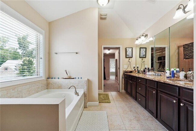 Building Photo - 915 Elmsbrook Ln
