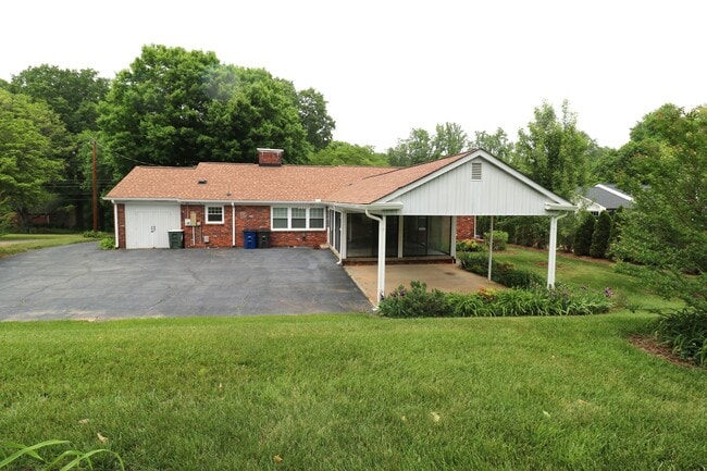Building Photo - 2832 Monticello Dr