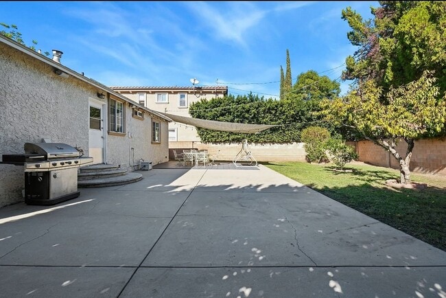 Building Photo - 5874 Zelzah Ave