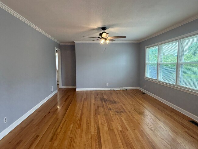 Building Photo - ** PENDING APPLICATION ** 3/2 bath home - Town Acres School District!