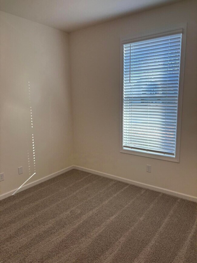 Building Photo - 370 Acorn St