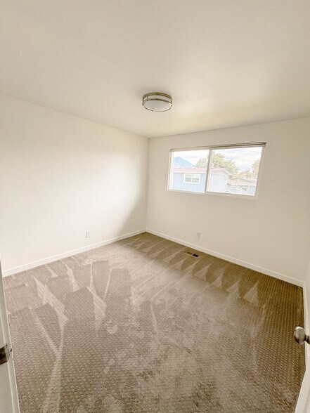 Building Photo - 1108 E 500 N