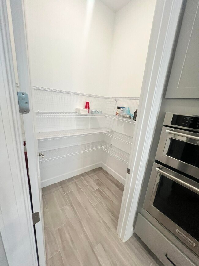 Building Photo - 655 S E Boboli Way