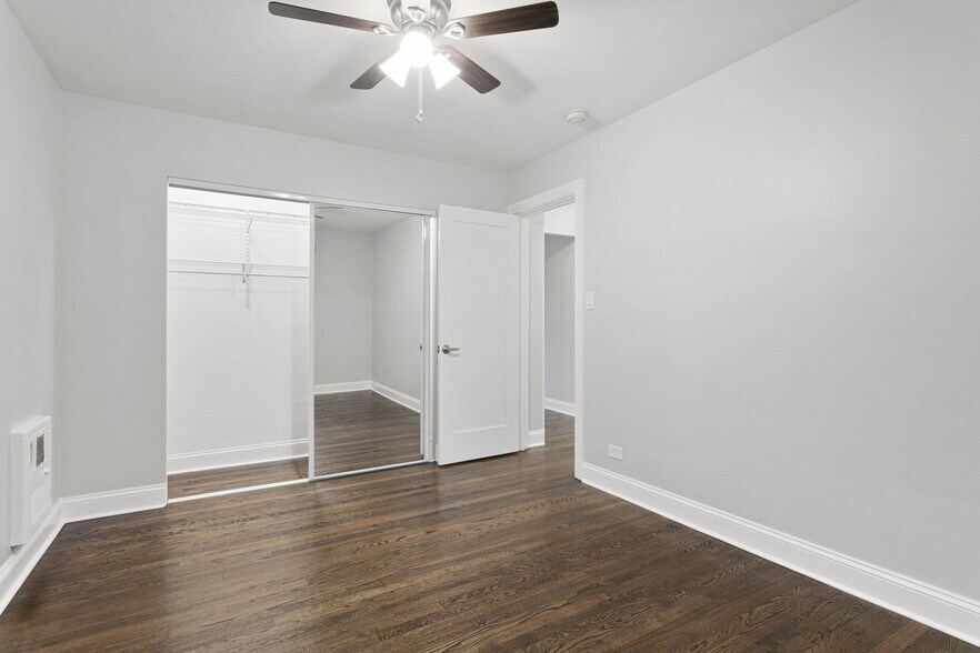 Building Photo - 7639 N Eastlake Ter