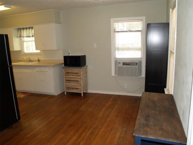 Building Photo - 11131 Woodside Dr