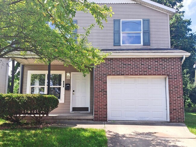 Building Photo - 4 Bed / 2 Full Bath House on a Quiet Dead-End Street — Attached Garage, Central A/C, W/D Hookups ...