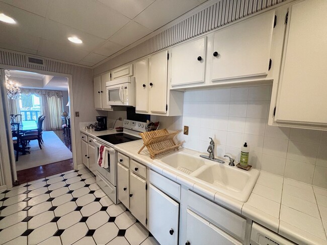 Building Photo - Luxury Living at its Finest!