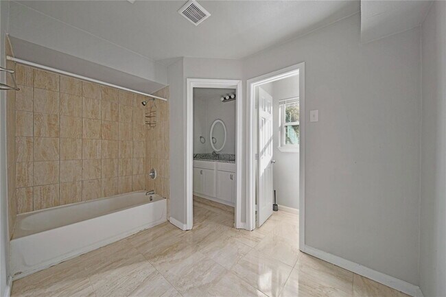 Building Photo - 10071 Woodhollow Dr