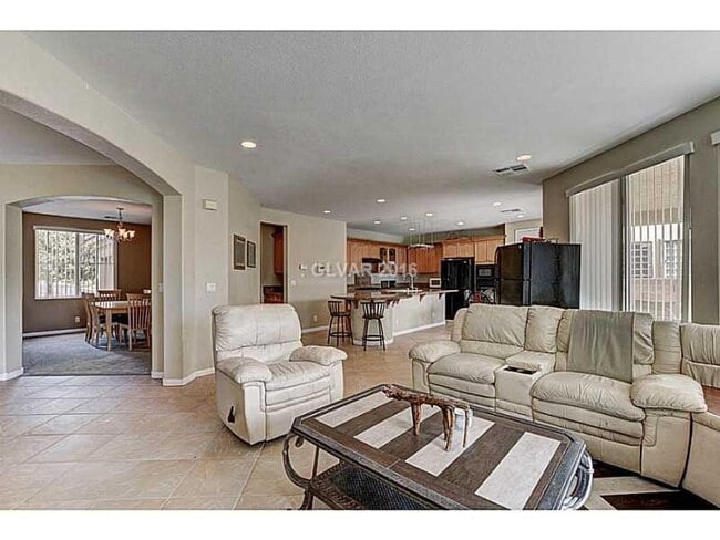 Building Photo - Stunning & Spacious Home with Park Views and Pool!