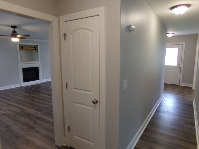 Building Photo - Beautiful Home in Indian Hills