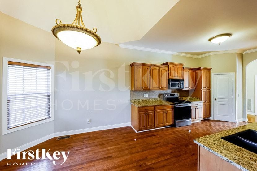 Building Photo - 8025 Brookhaven Ln