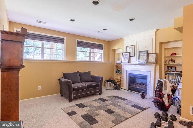 Building Photo - 536 E Boxborough Dr
