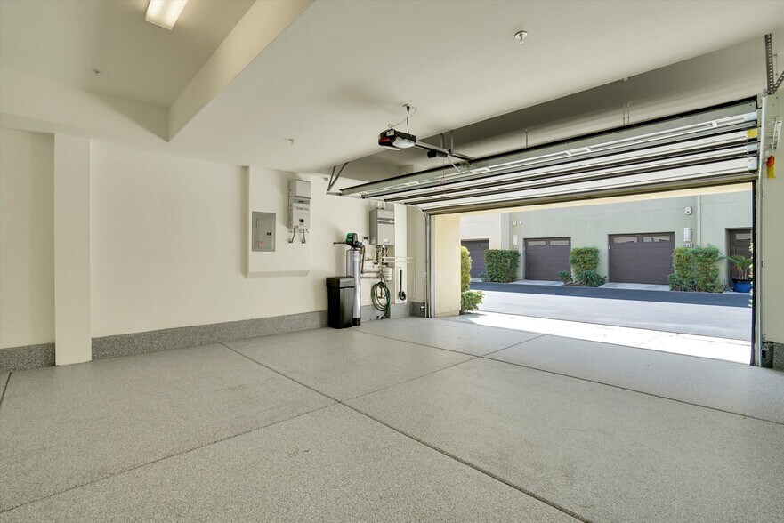 Building Photo - 1512 W Artesia Sq