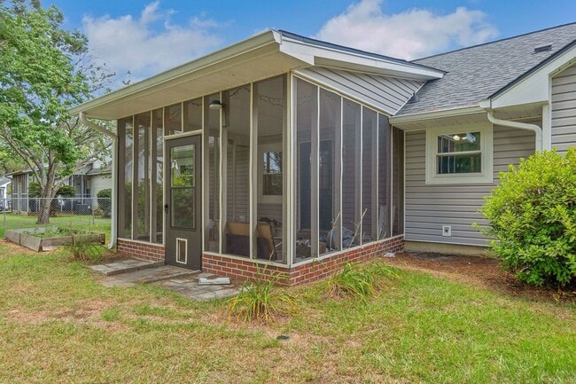 Building Photo - Charming 3BR Ranch Style Home on Quiet Cut...