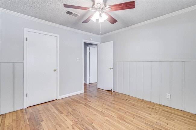Building Photo - 6046 Hugo Dr