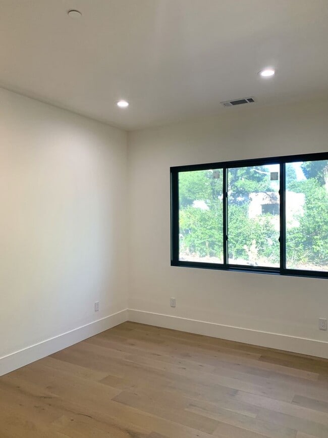 Building Photo - Bright, Modern & Beautiful – 3BR Home in M...
