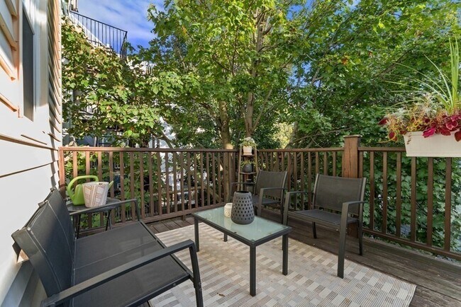 Building Photo - 511 E 5th St