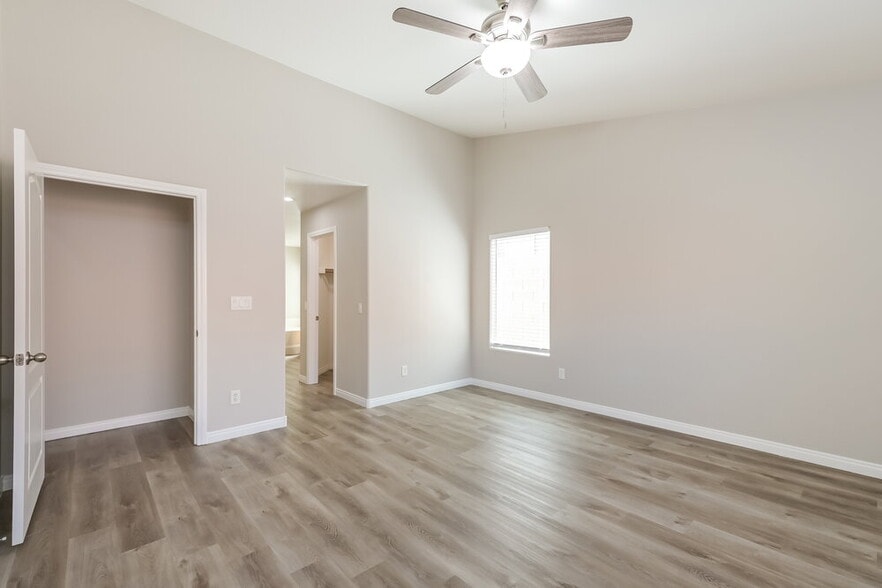 Building Photo - 1075 Silver Star St