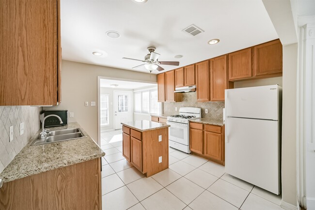 Building Photo - 2411 Wroxton Rd