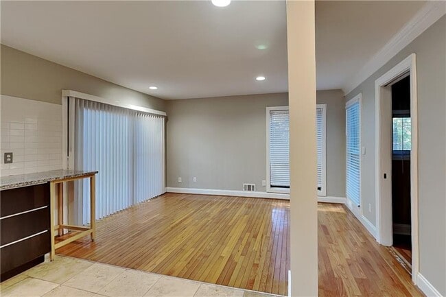 Building Photo - 355 Elbe Dr