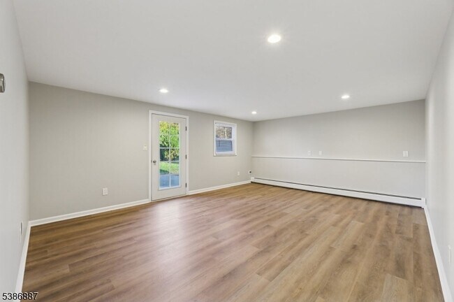 Building Photo - 71 Roosevelt St