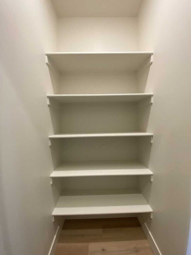 Building Photo - 674 Raintree Ln