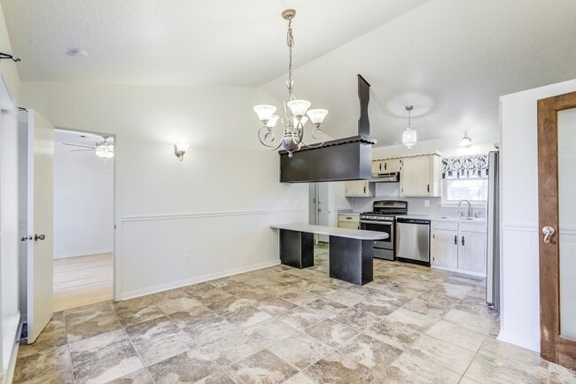 Building Photo - 3811 Bennett Dr