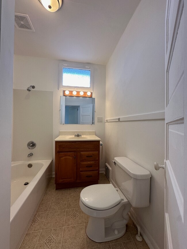 Building Photo - 1008 North St