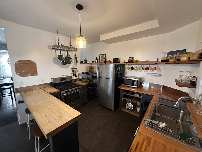 Building Photo - 1163 Say Ave