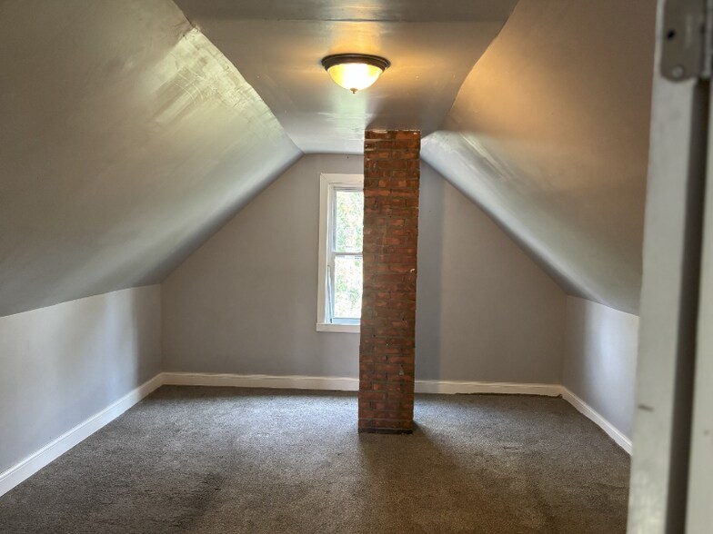 Building Photo - 2833 E 100th St