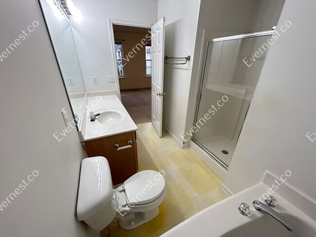 Building Photo - Bright 3-Bedroom Townhome with Ample Space...